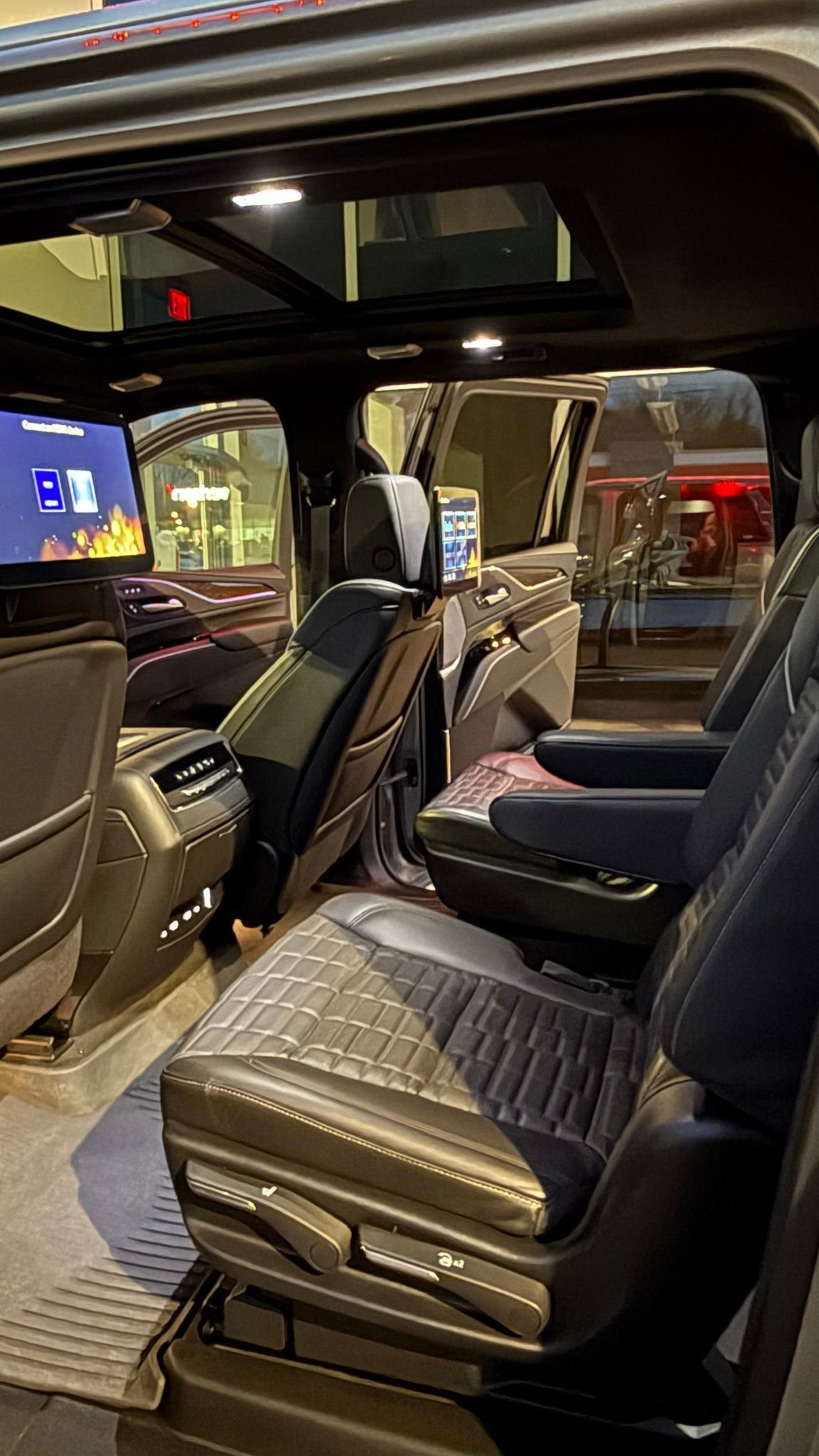 Used 2024 Cadillac Escalade ESV Premium Luxury Platinum w/ Heavy-Duty Trailer Package image 24