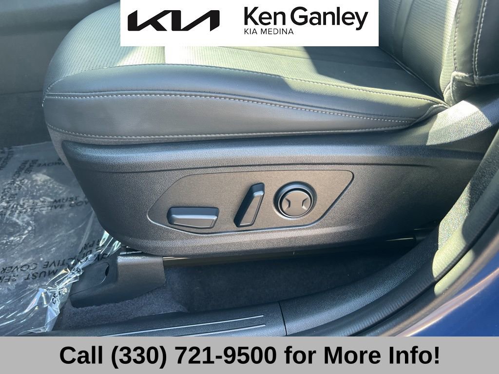 Certified 2025 Kia Sorento S image 29