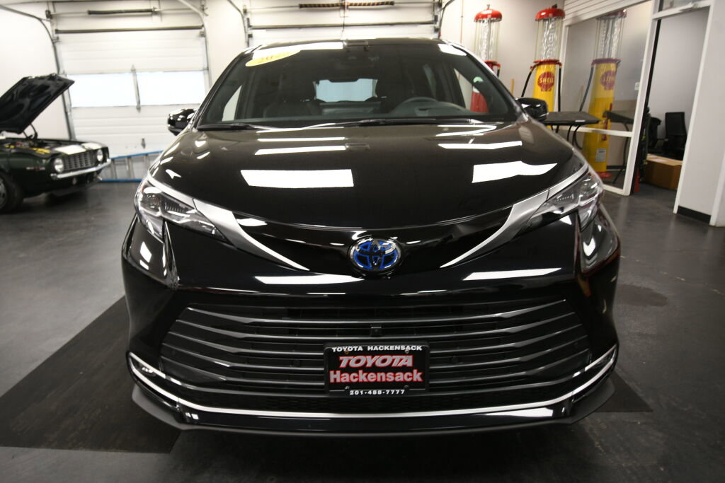 Used 2025 Toyota Sienna Platinum AWD/4WD image 3