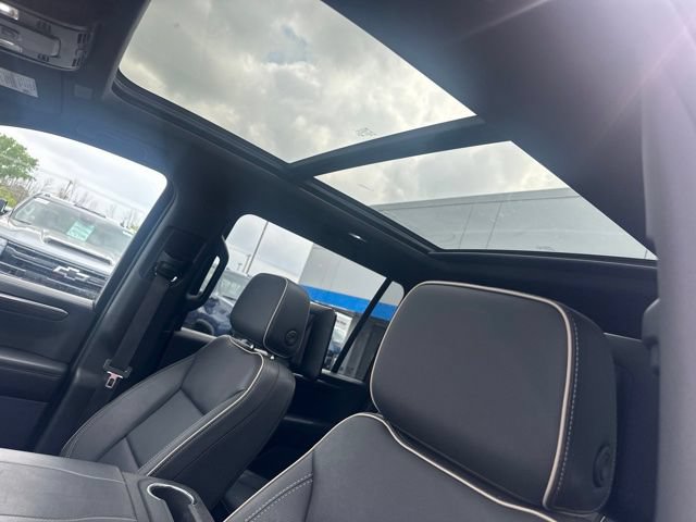 Used 2025 Chevrolet Suburban Premier AWD/4WD image 5