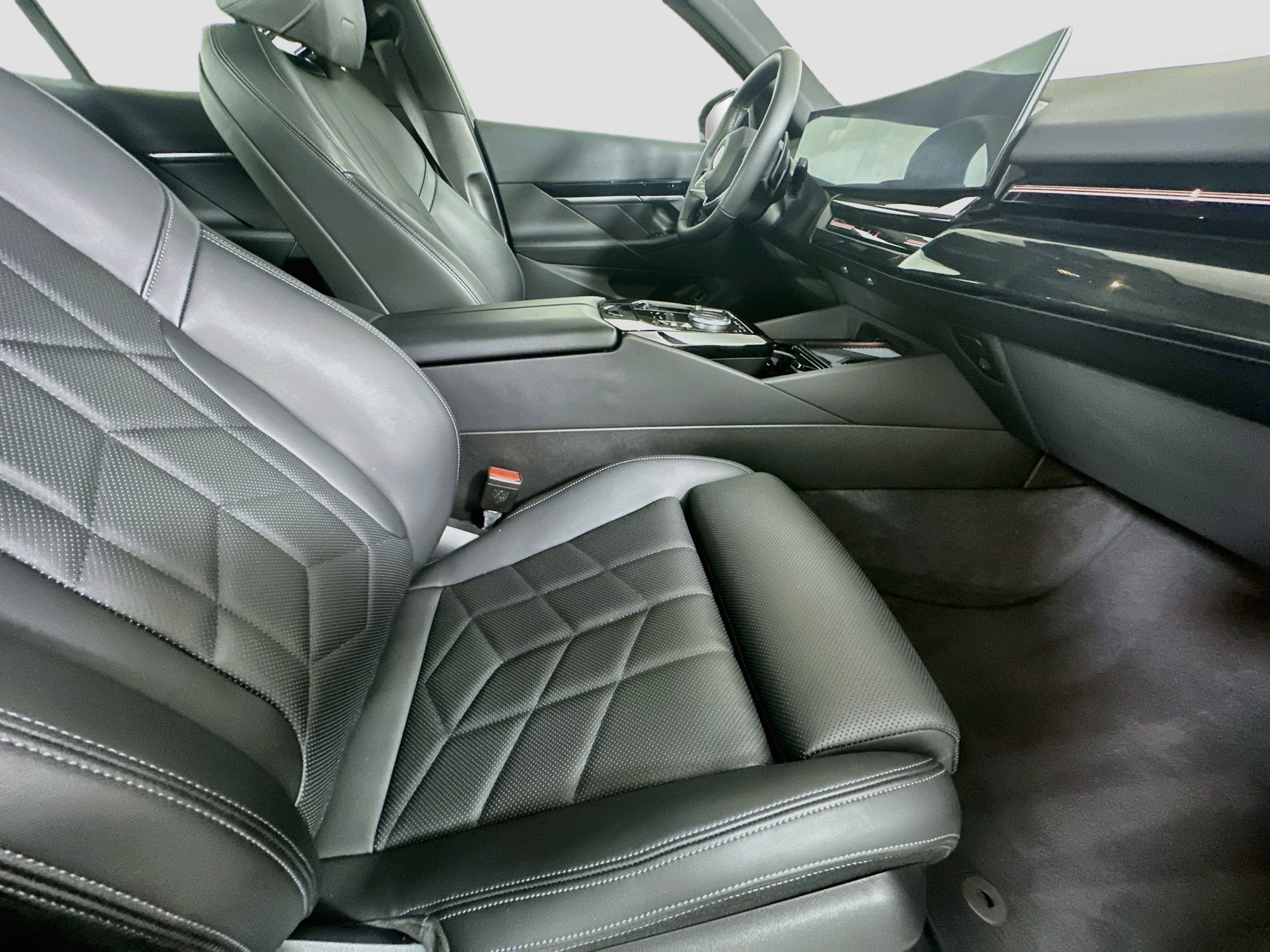 Used 2026 BMW 530i w/ Premium Package RWD image 32