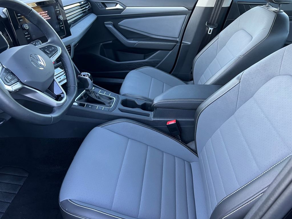 Used 2025 Volkswagen Jetta SE FWD image 9