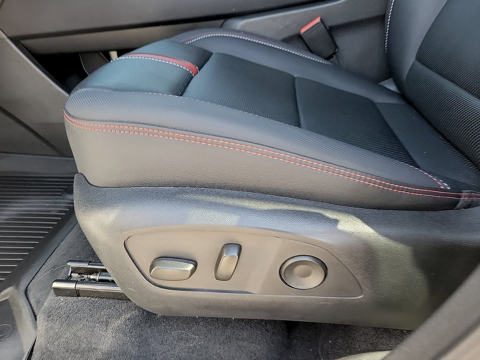 Used 2025 Chevrolet Traverse RS w/ LPO, Floor Liner Package FWD image 13