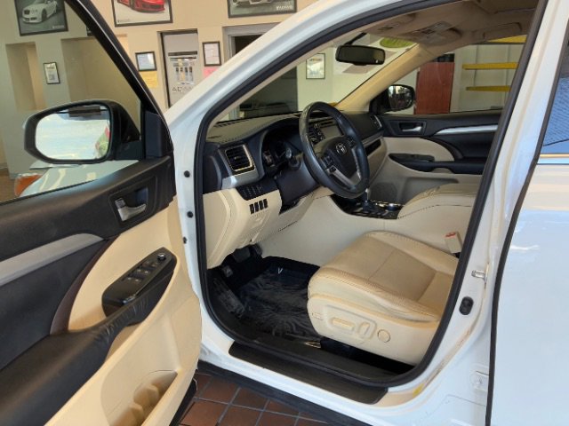 Used 2016 Toyota Highlander XLE image 18