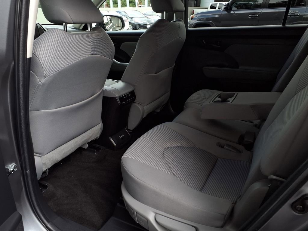 Used 2023 Toyota Highlander L image 18