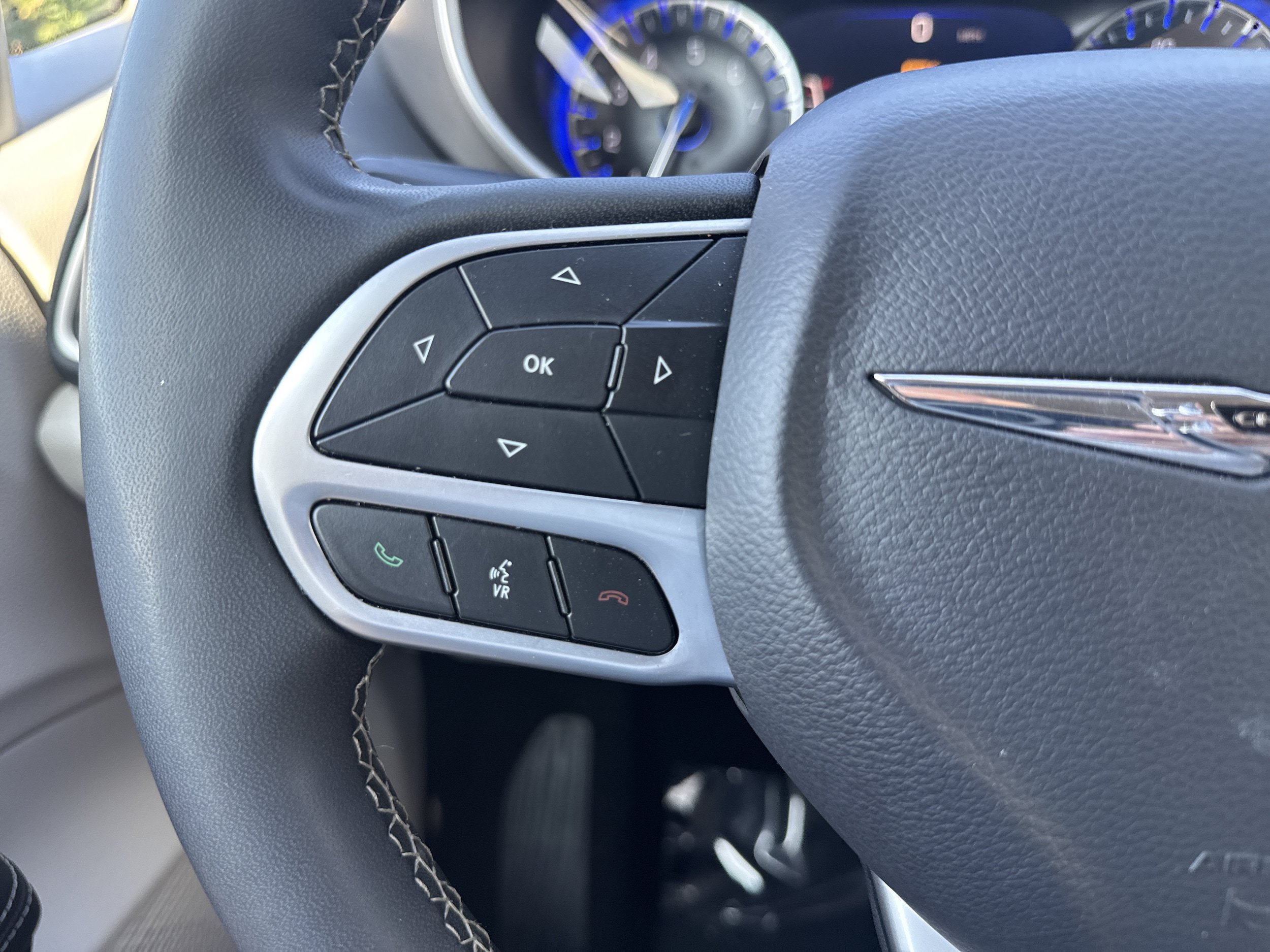 Used 2024 Chrysler Pacifica Touring-L FWD image 20