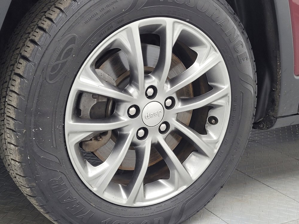 Used 2019 Jeep Cherokee Latitude Plus w/ Comfort/Convenience Group image 31