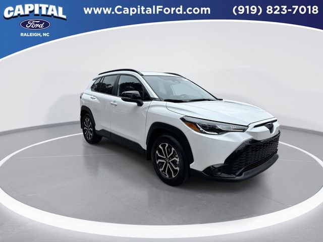 Used 2025 Toyota Corolla Cross SE w/ Moonroof Package image 2