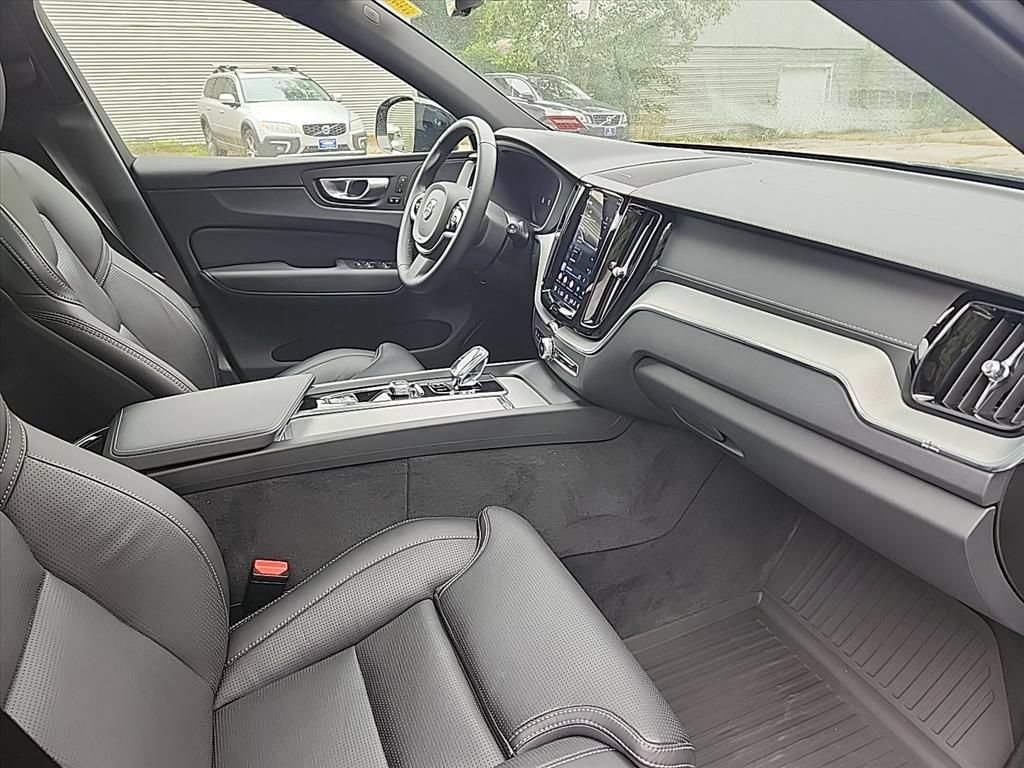 Certified 2025 Volvo XC60 B5 Ultra AWD/4WD image 28