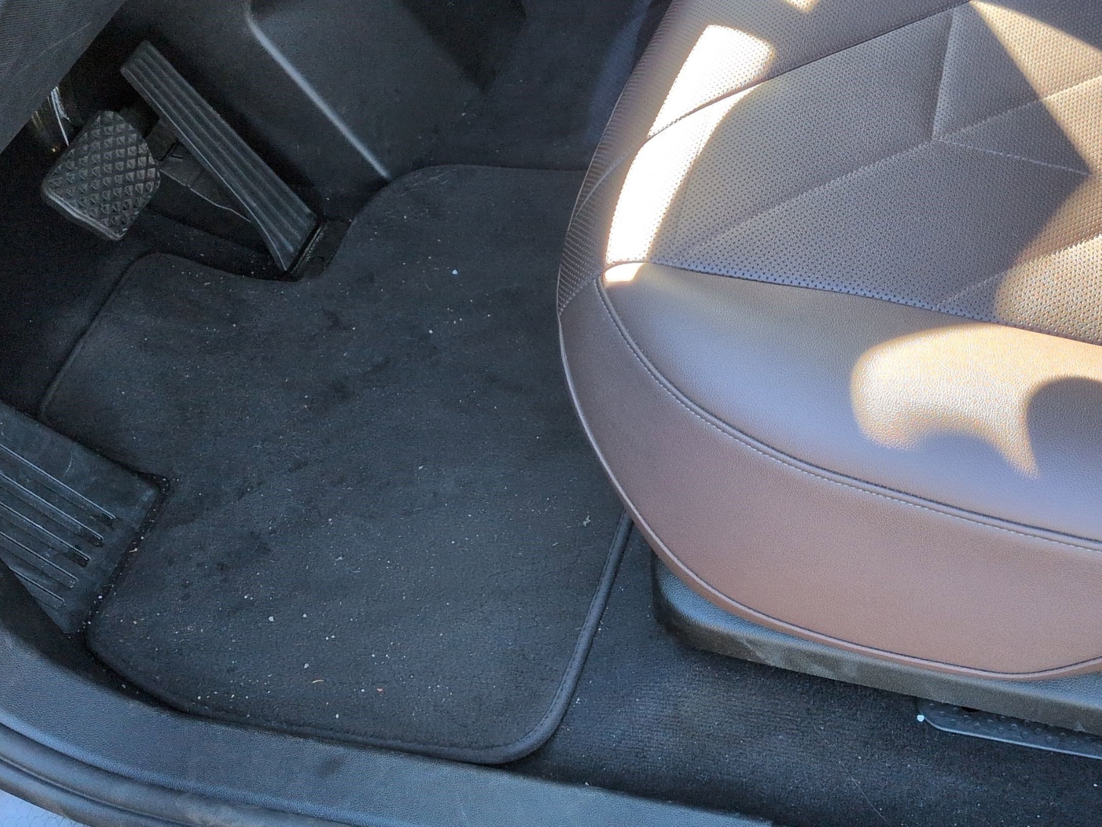 Used 2024 BMW iX xDrive50 w/ Sport Package image 17