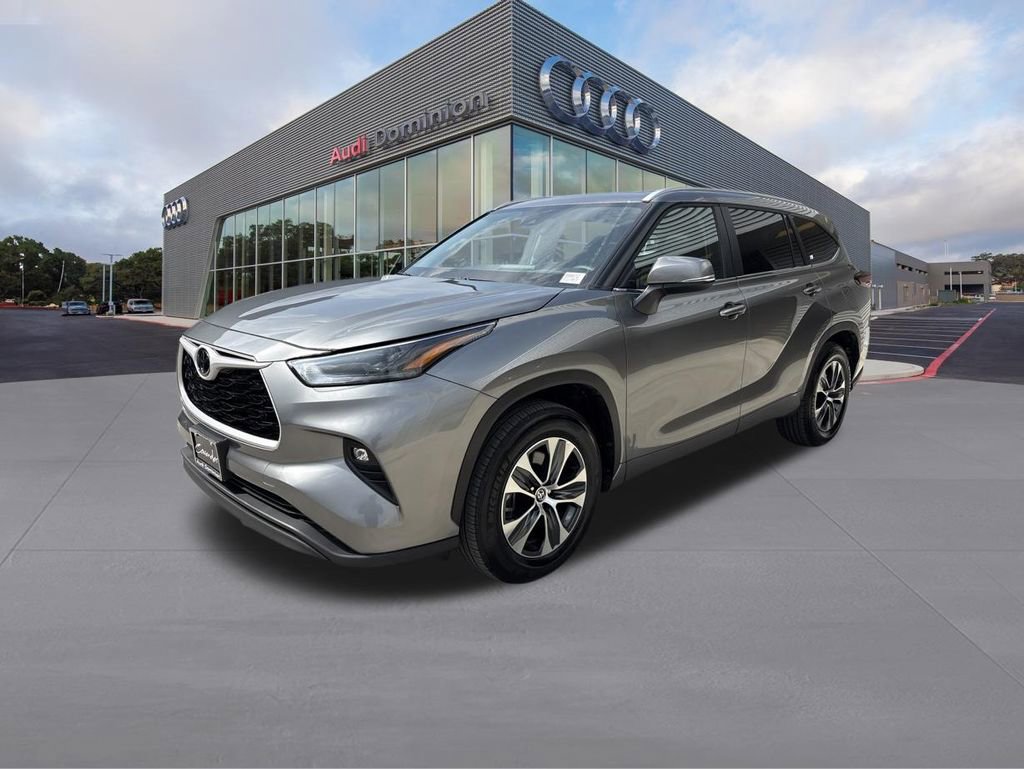 Used 2025 Toyota Highlander XLE FWD image 1