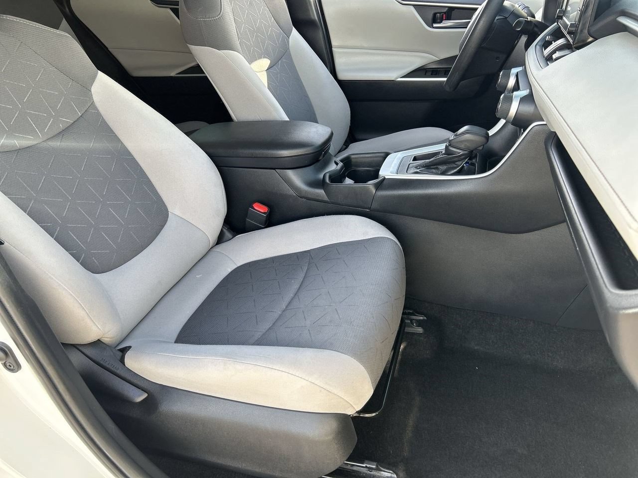 Used 2021 Toyota RAV4 XLE w/ Carpet Mat Package (TMS) FWD image 8