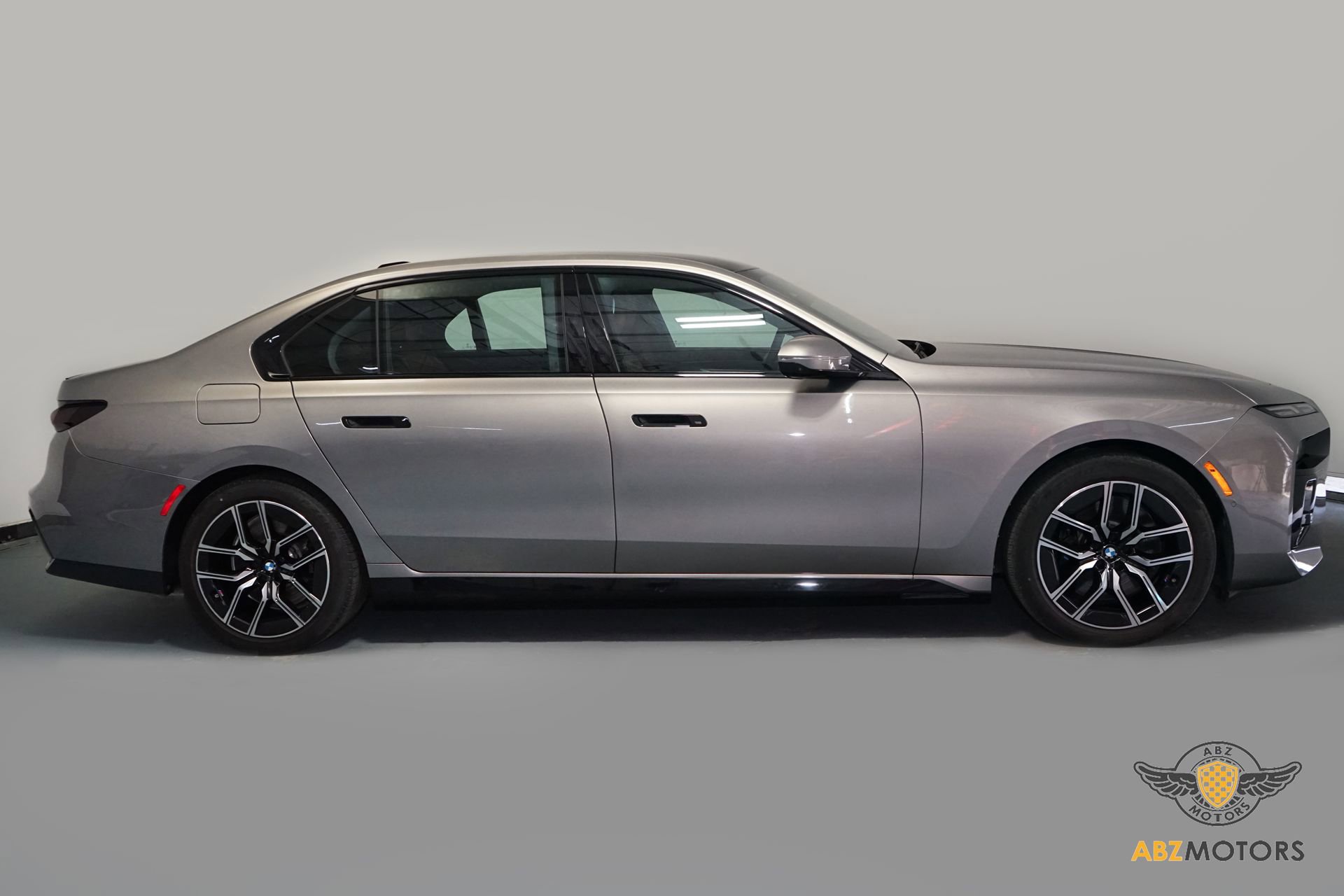 Used 2023 BMW 740i image 4