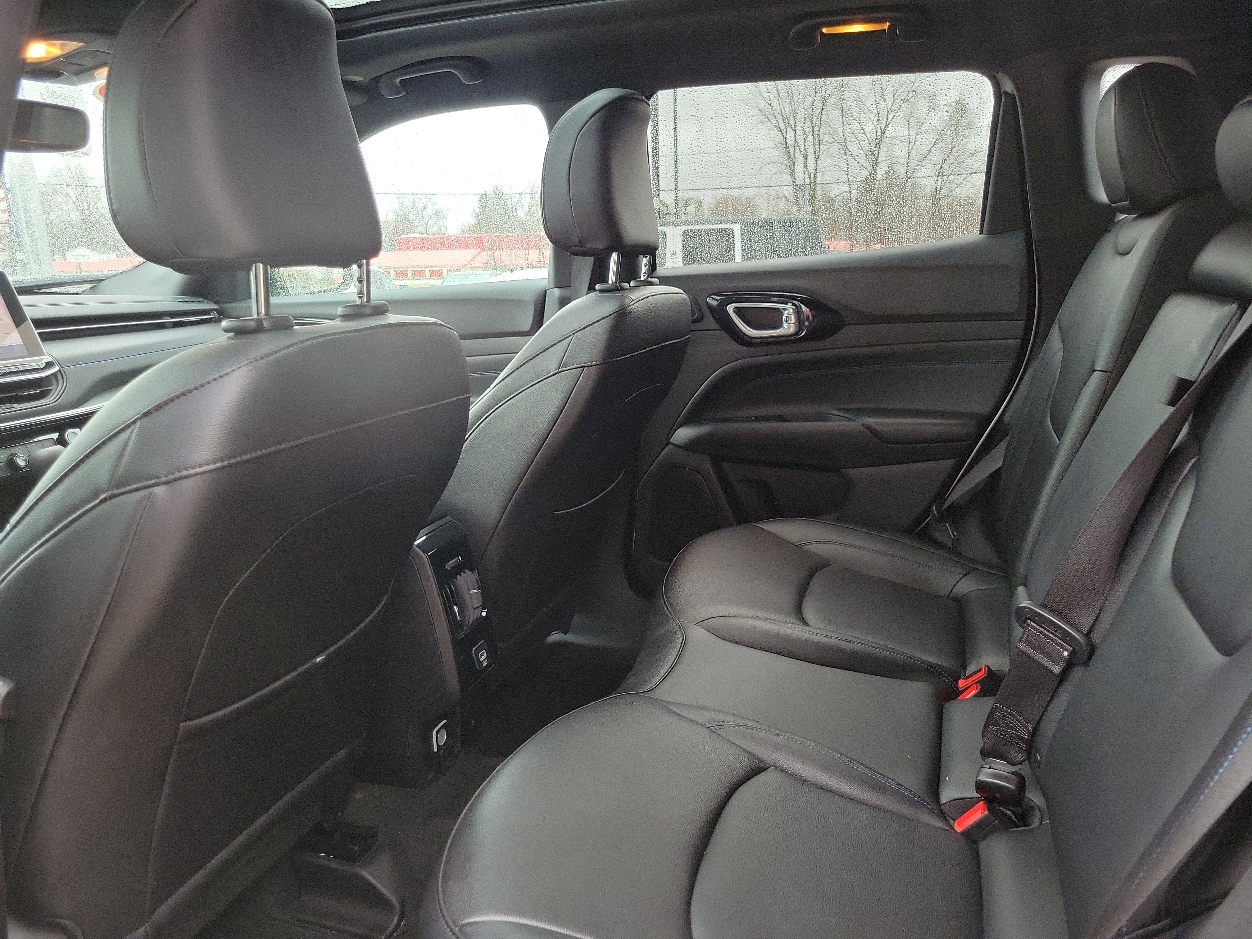 Used 2025 Jeep Compass Limited w/ High Altitude Package image 17