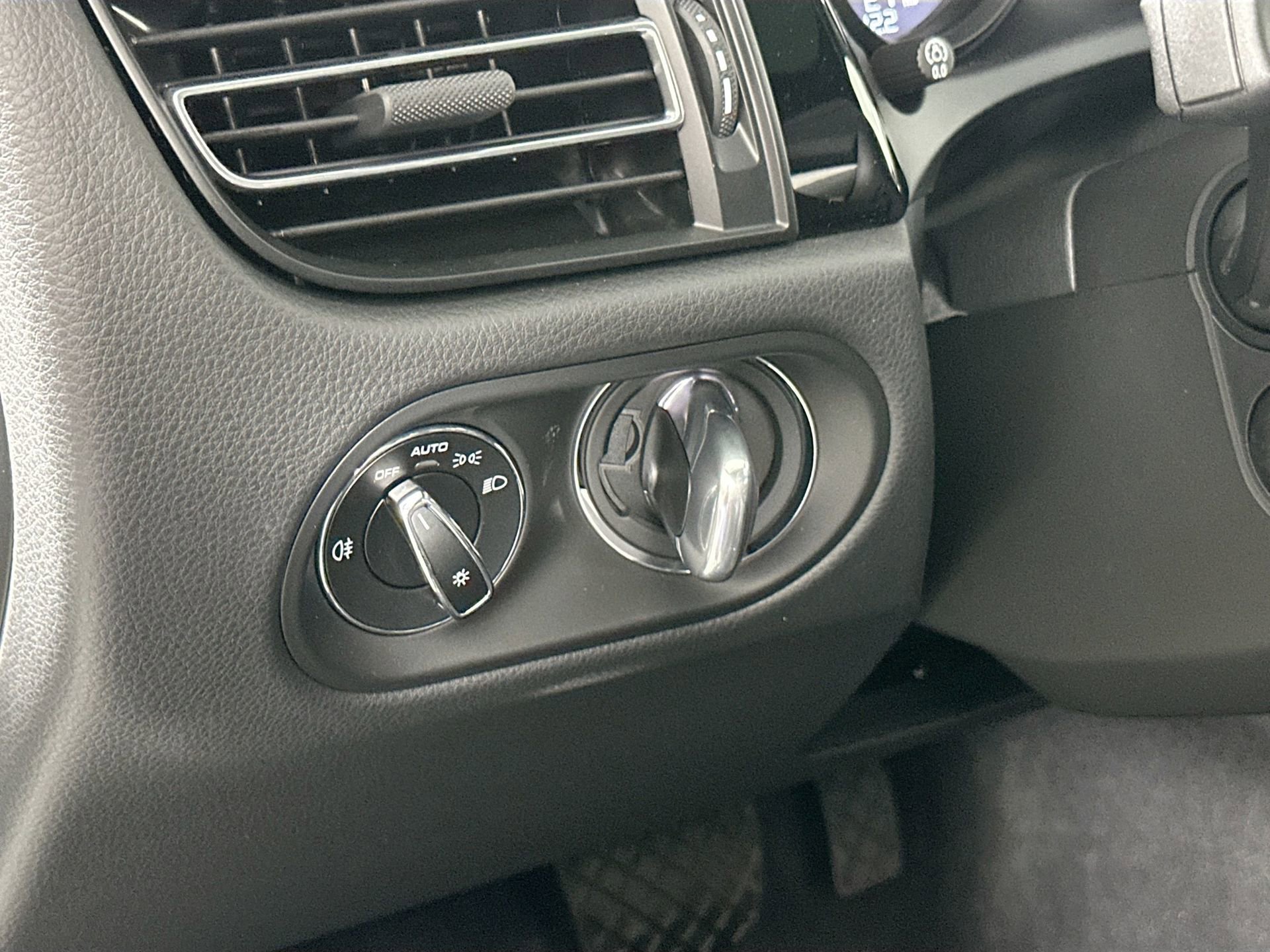 Certified 2025 Porsche Macan image 33