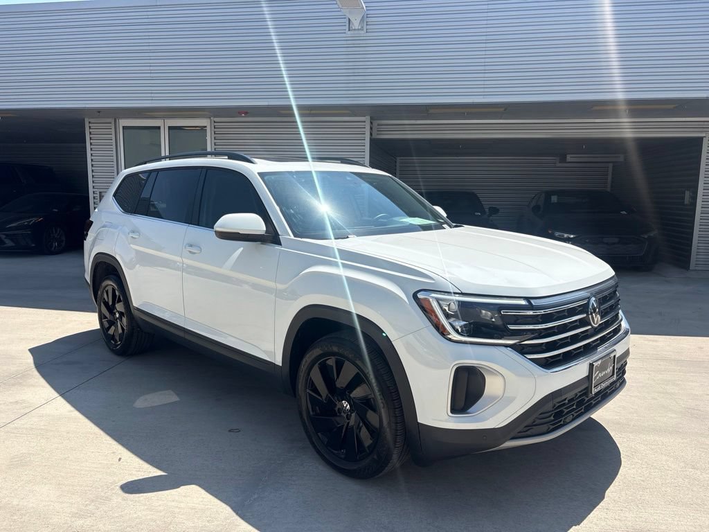 Used 2025 Volkswagen Atlas SE w/ Panoramic Sunroof Package FWD image 3