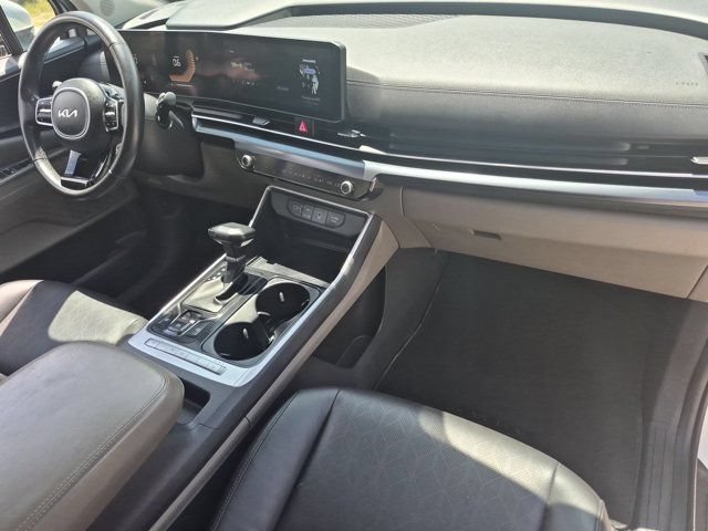 Used 2025 Kia Carnival FWD image 33