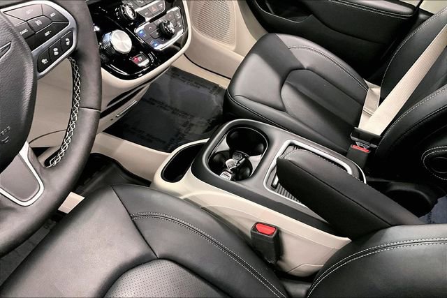 Used 2024 Chrysler Pacifica Touring-L image 17