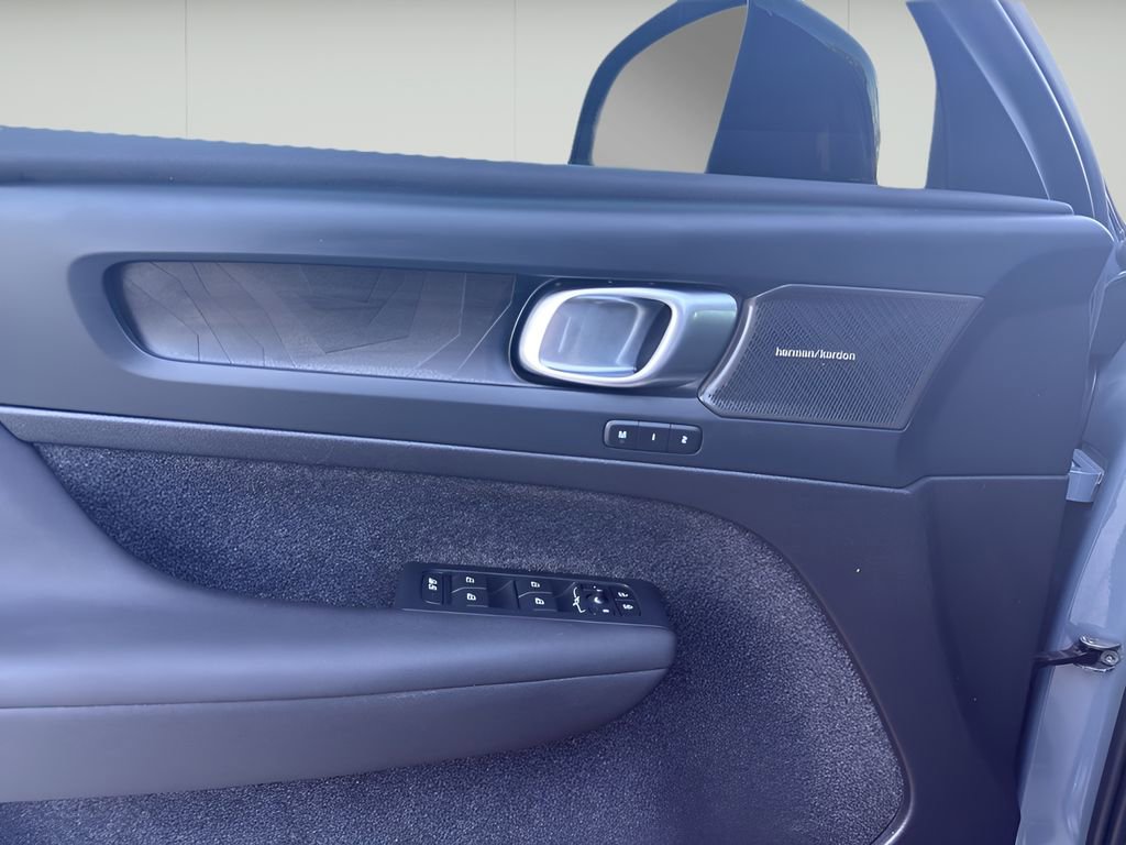 Used 2023 Volvo C40 P8 Recharge Ultimate image 14