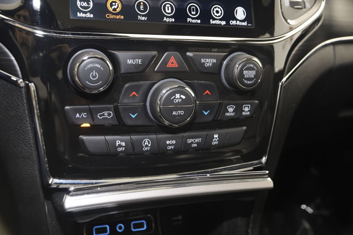 Used 2021 Jeep Grand Cherokee Limited AWD/4WD image 29