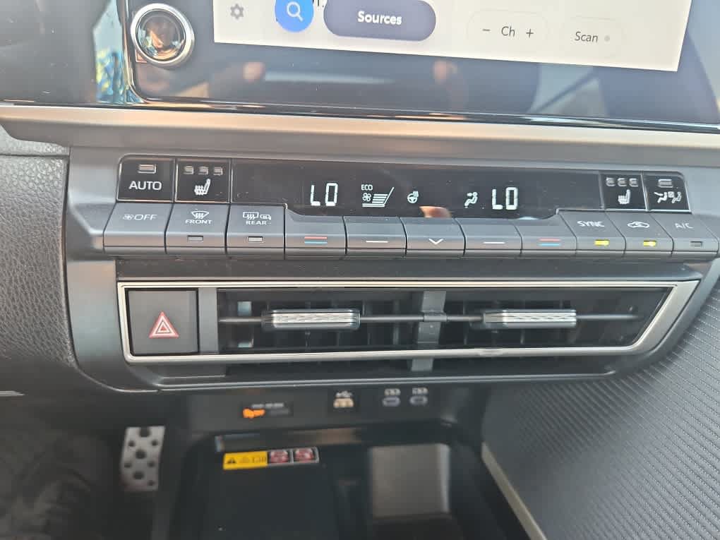 Used 2025 Toyota Camry SE w/ Convenience Package FWD image 17