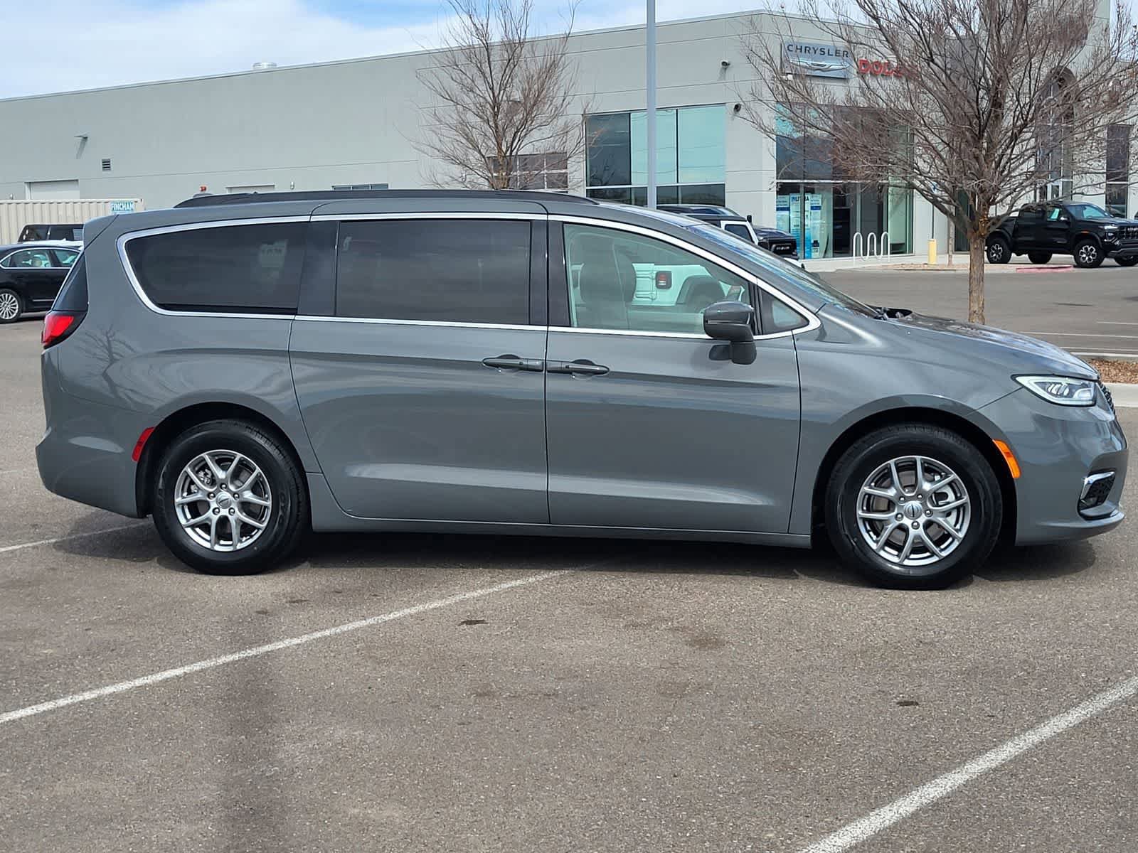 Used 2021 Chrysler Pacifica Touring image 4