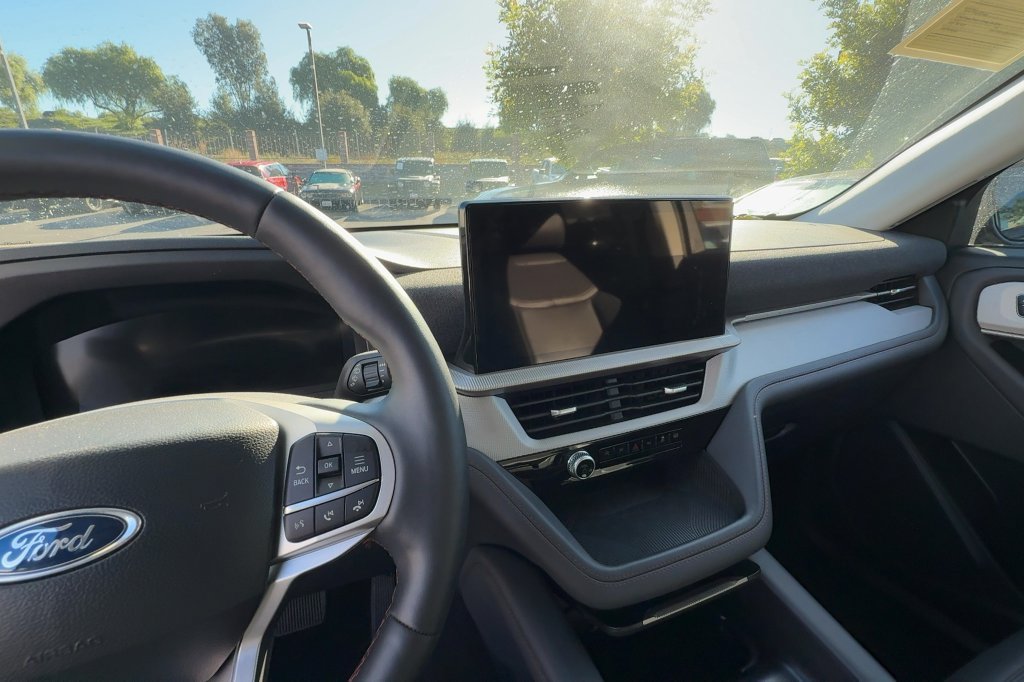 Used 2025 Ford Explorer Active w/ Active Comfort Package RWD image 17