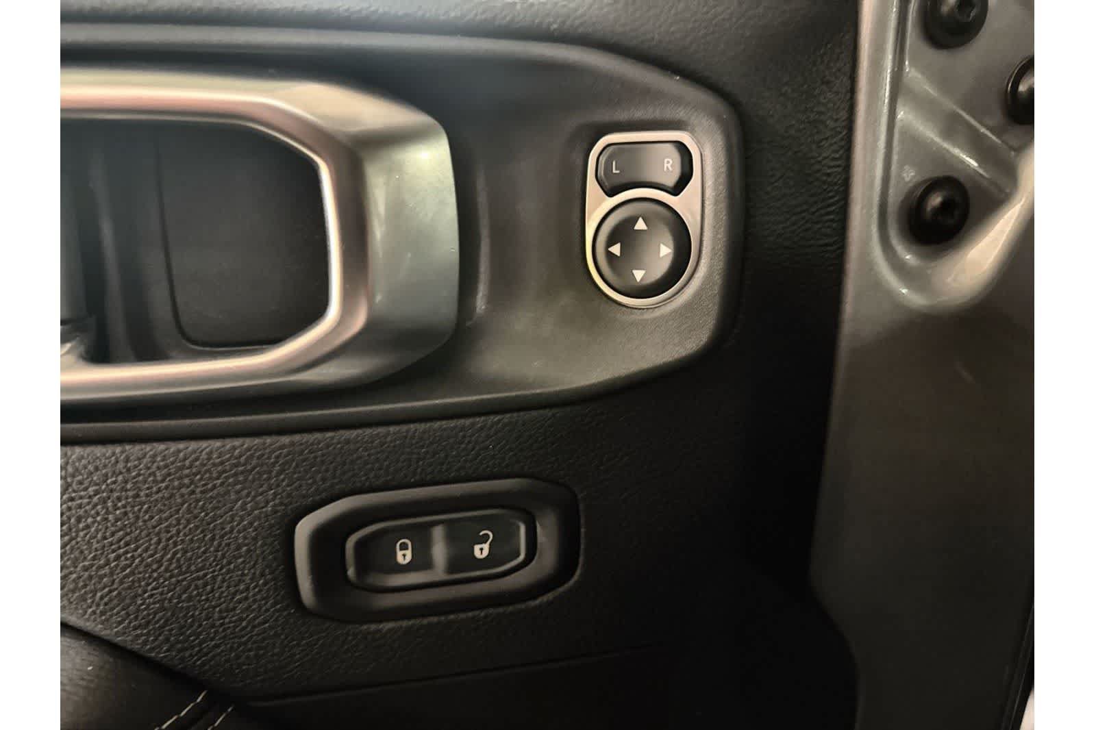 Used 2018 Jeep Wrangler Unlimited Sahara AWD/4WD image 18