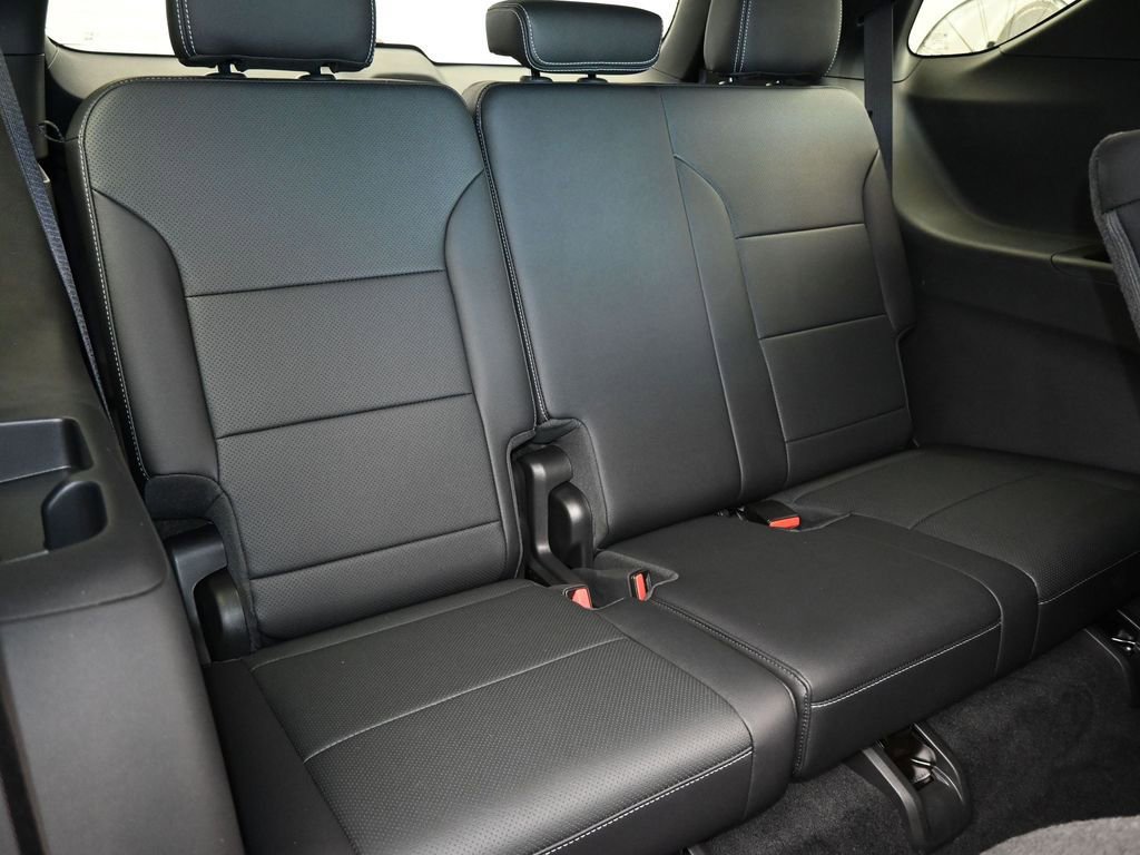 Used 2025 Chevrolet Traverse LT w/ Midnight/Sport Edition image 47