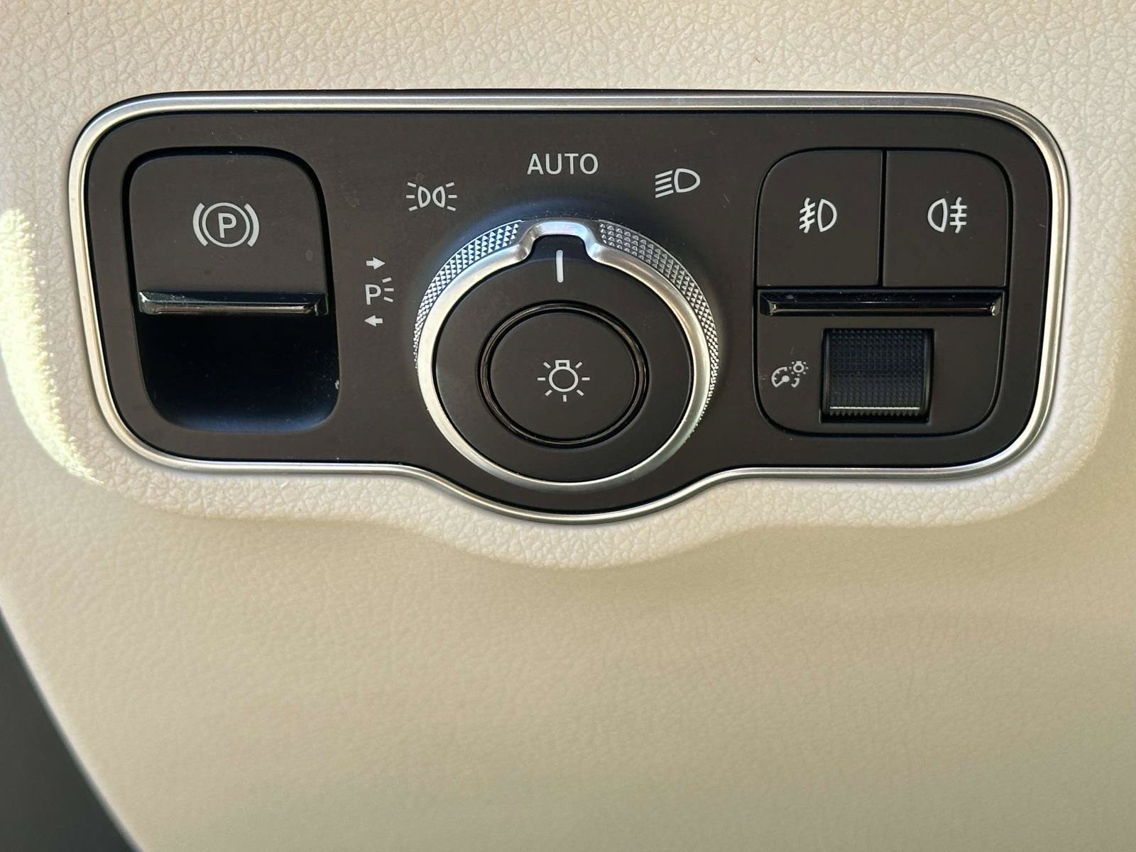 Used 2023 Mercedes-Benz GLB 250 4MATIC w/ Premium Package image 16