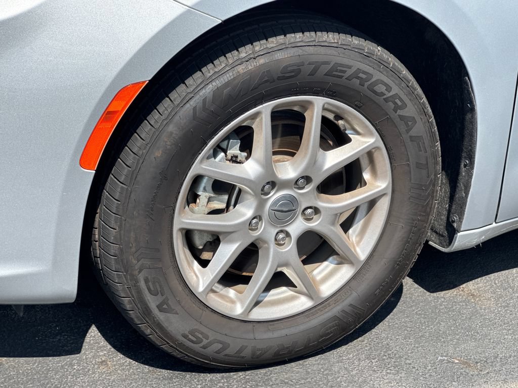 Used 2023 Chrysler Pacifica Touring-L FWD image 9