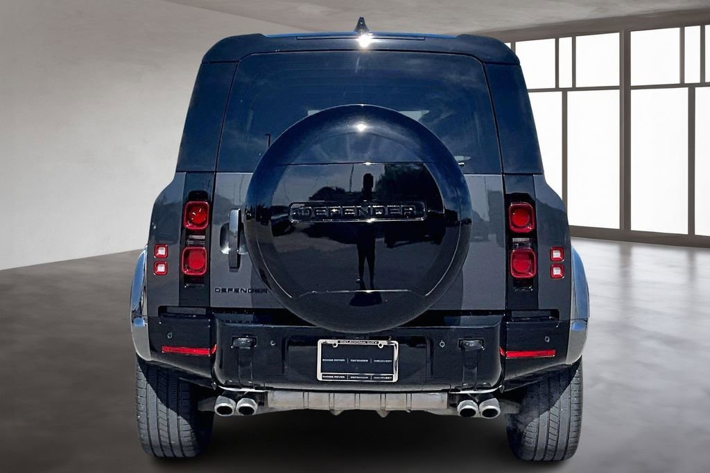 Used 2025 Land Rover Defender 110 X-Dynamic SE image 4