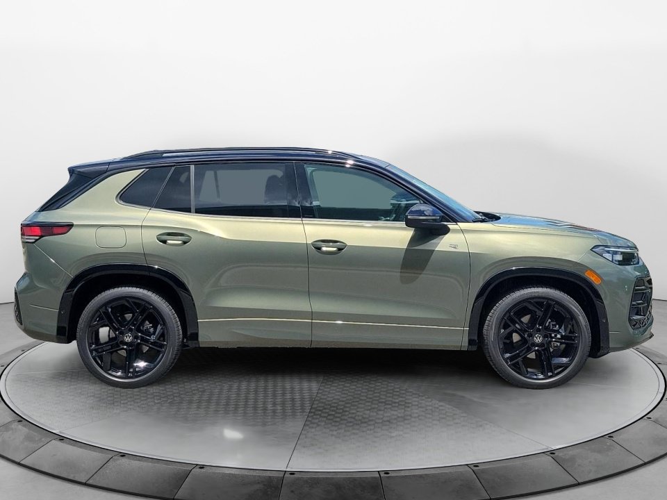 New 2026 Volkswagen Tiguan SE R-Line FWD image 8