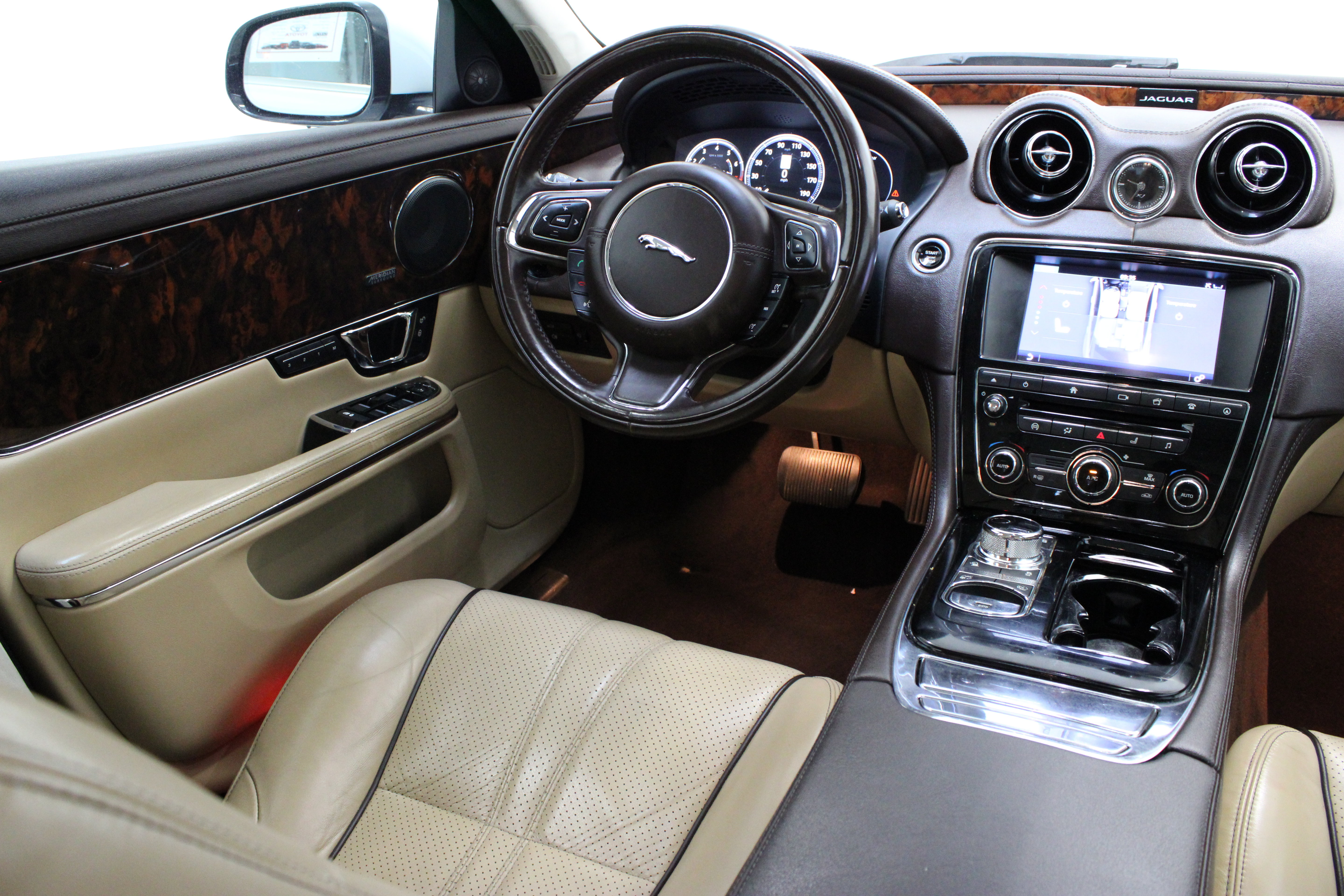Used 2016 Jaguar XJ R-Sport RWD image 33
