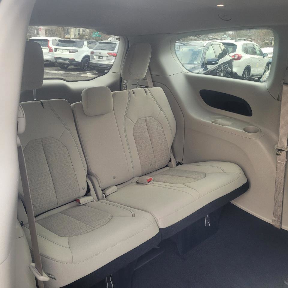 Used 2017 Chrysler Pacifica Touring Plus image 36