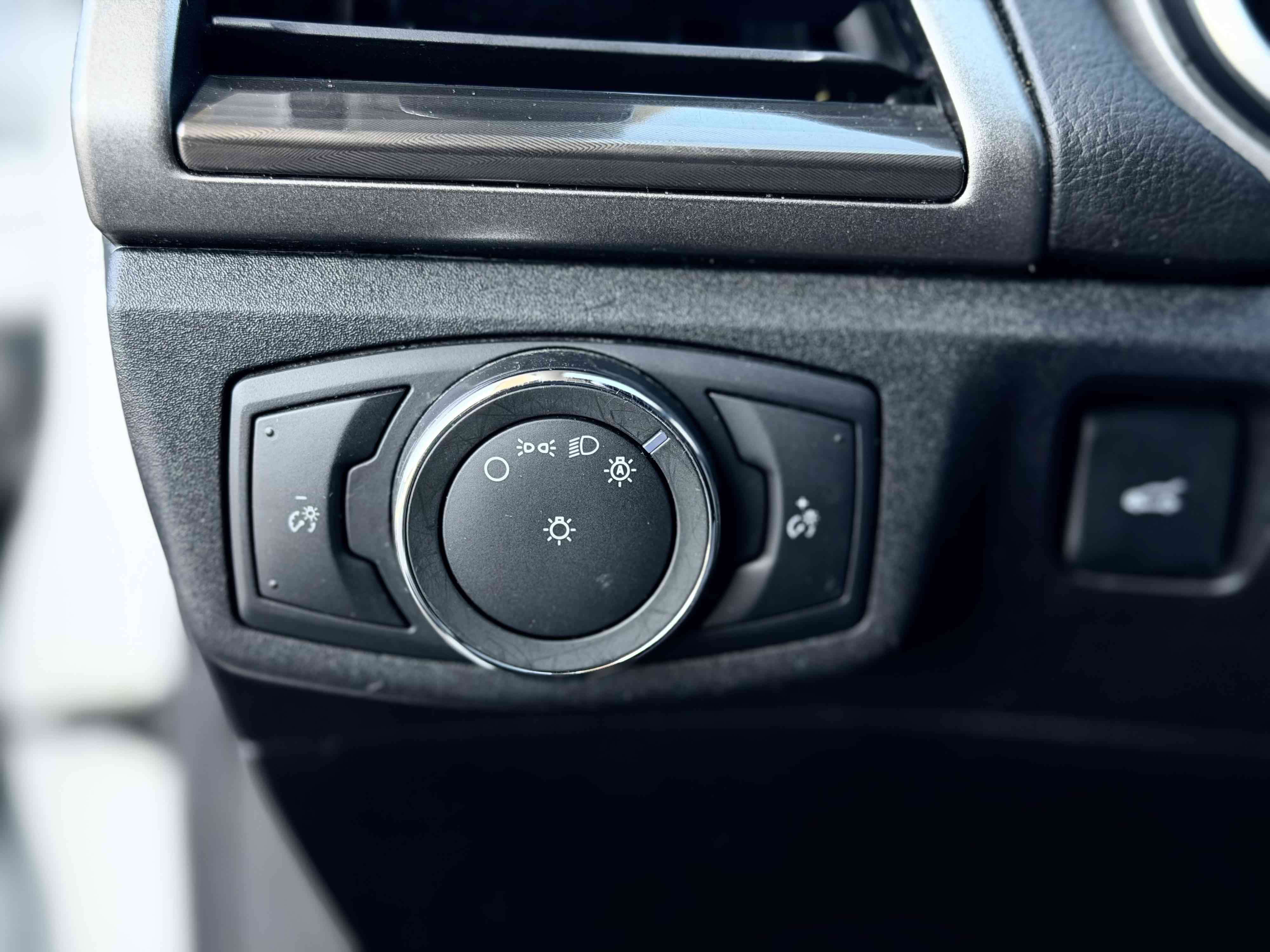 Used 2018 Ford Fusion SE w/ Equipment Group 602A FWD image 19