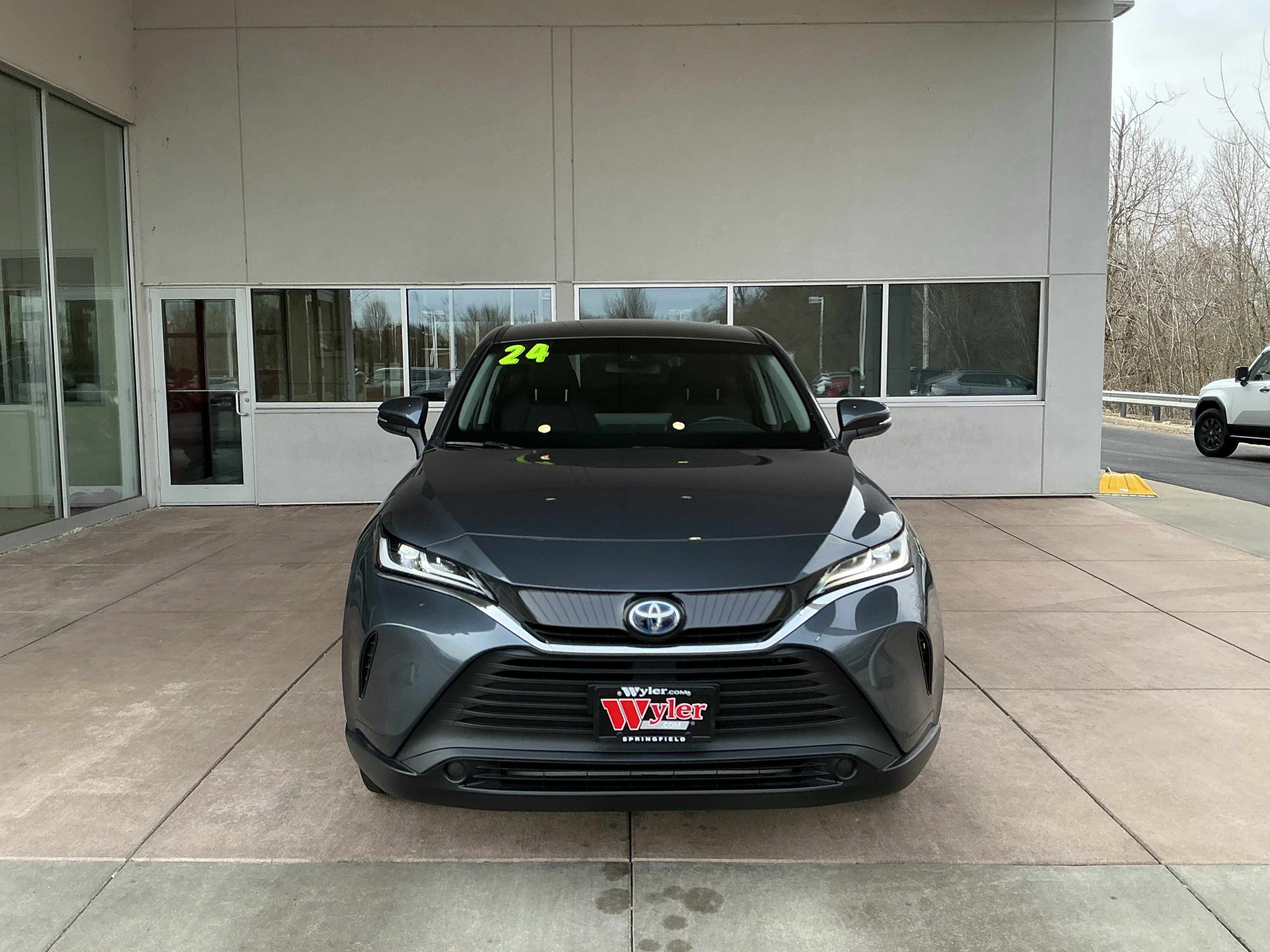 Used 2024 Toyota Venza LE image 2