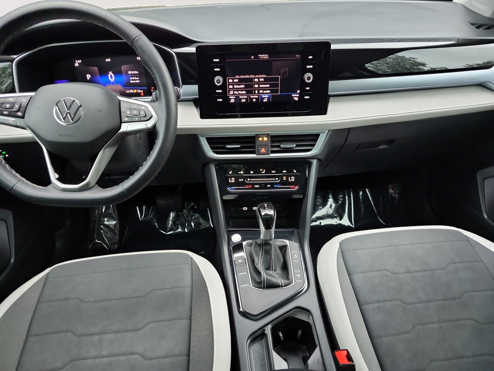 Used 2025 Volkswagen Taos SE w/ Panoramic Sunroof Package FWD image 11