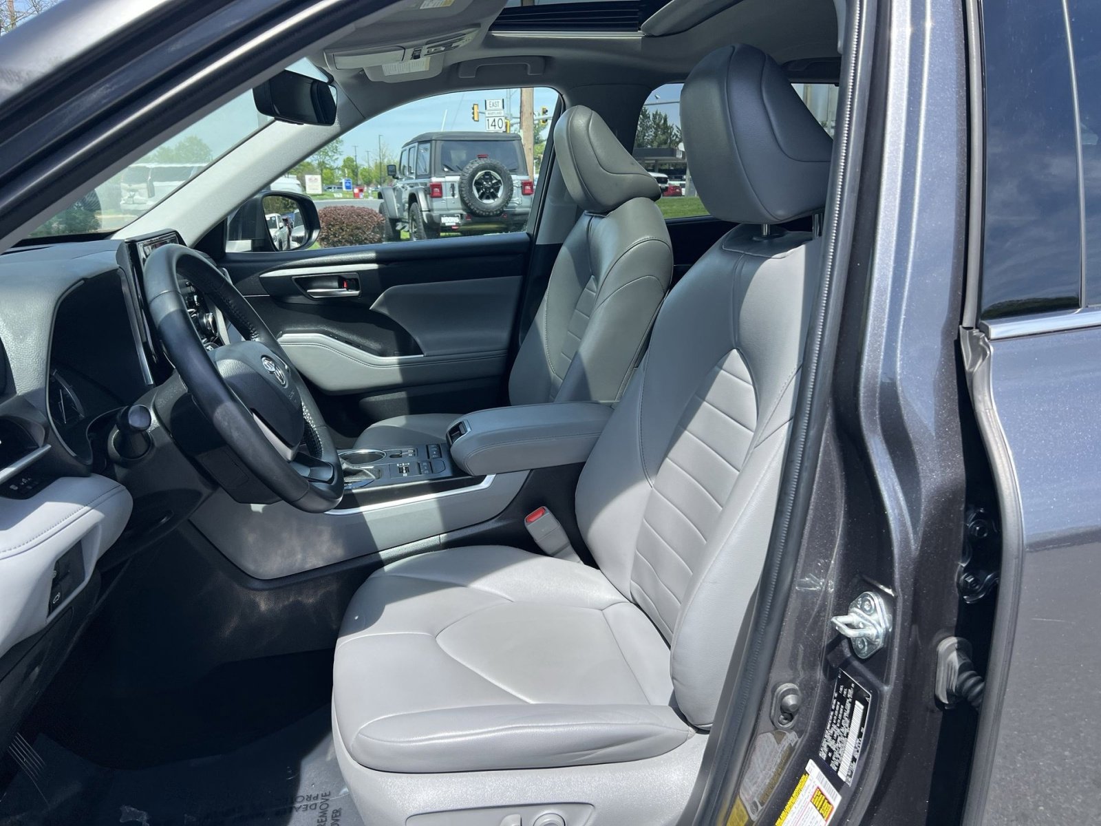 Used 2022 Toyota Highlander XLE AWD/4WD image 21