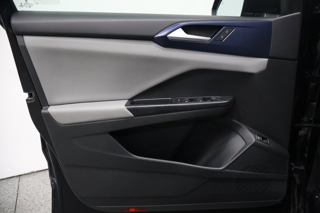 Used 2023 Volkswagen Taos SE w/ Panoramic Sunroof Package image 12