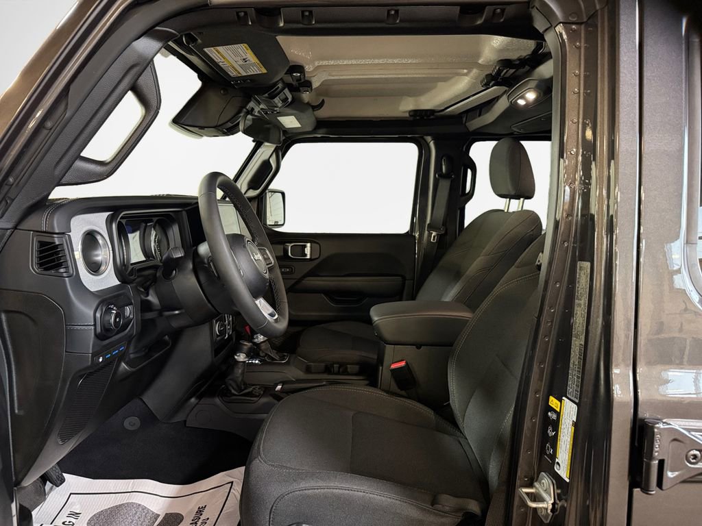 Used 2025 Jeep Wrangler Unlimited Sahara image 12