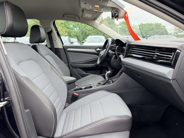 Used 2025 Volkswagen Jetta SE FWD image 10