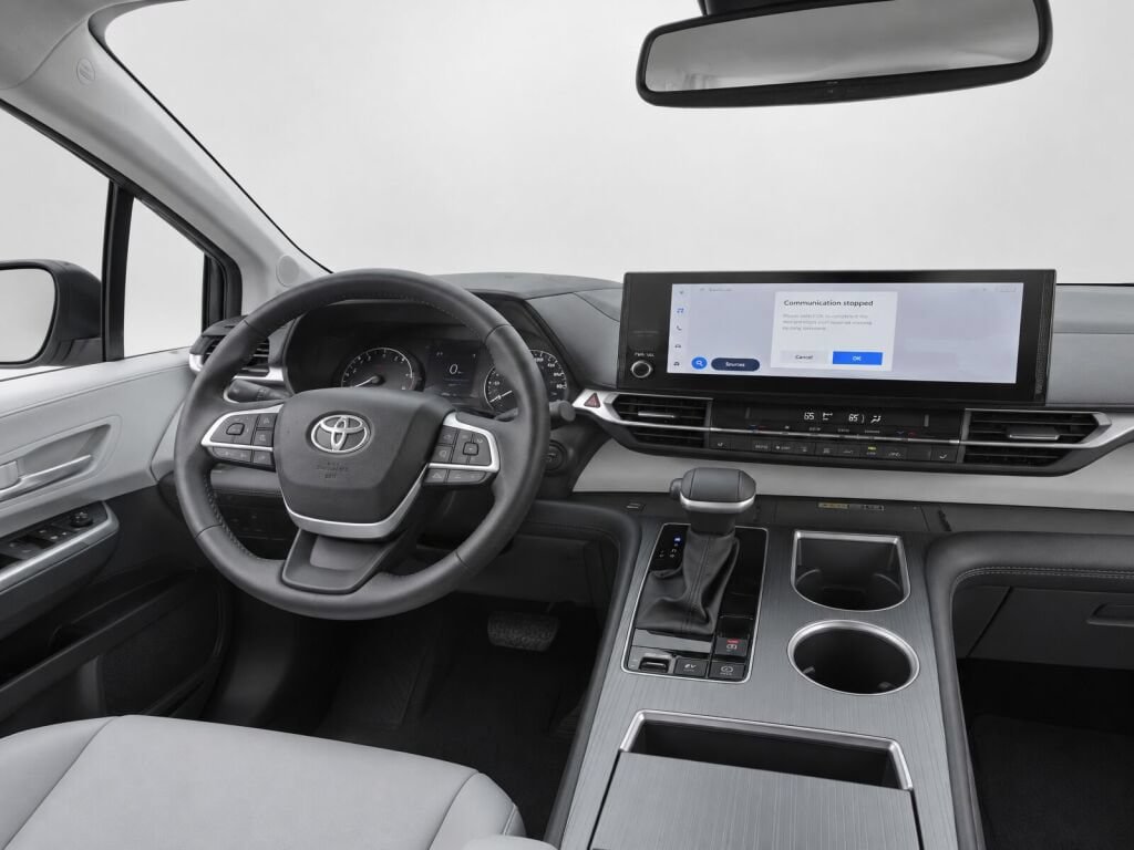 Used 2026 Toyota Sienna XLE FWD image 18