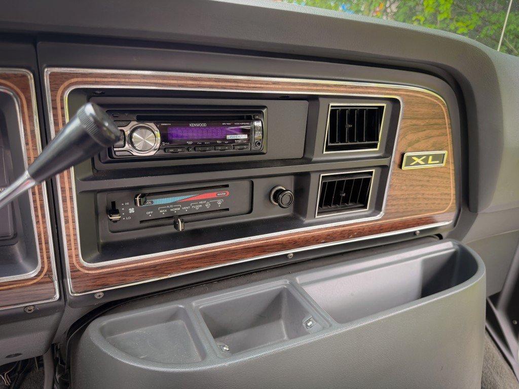Used 1990 Ford E-150 and Econoline 150 RWD image 18