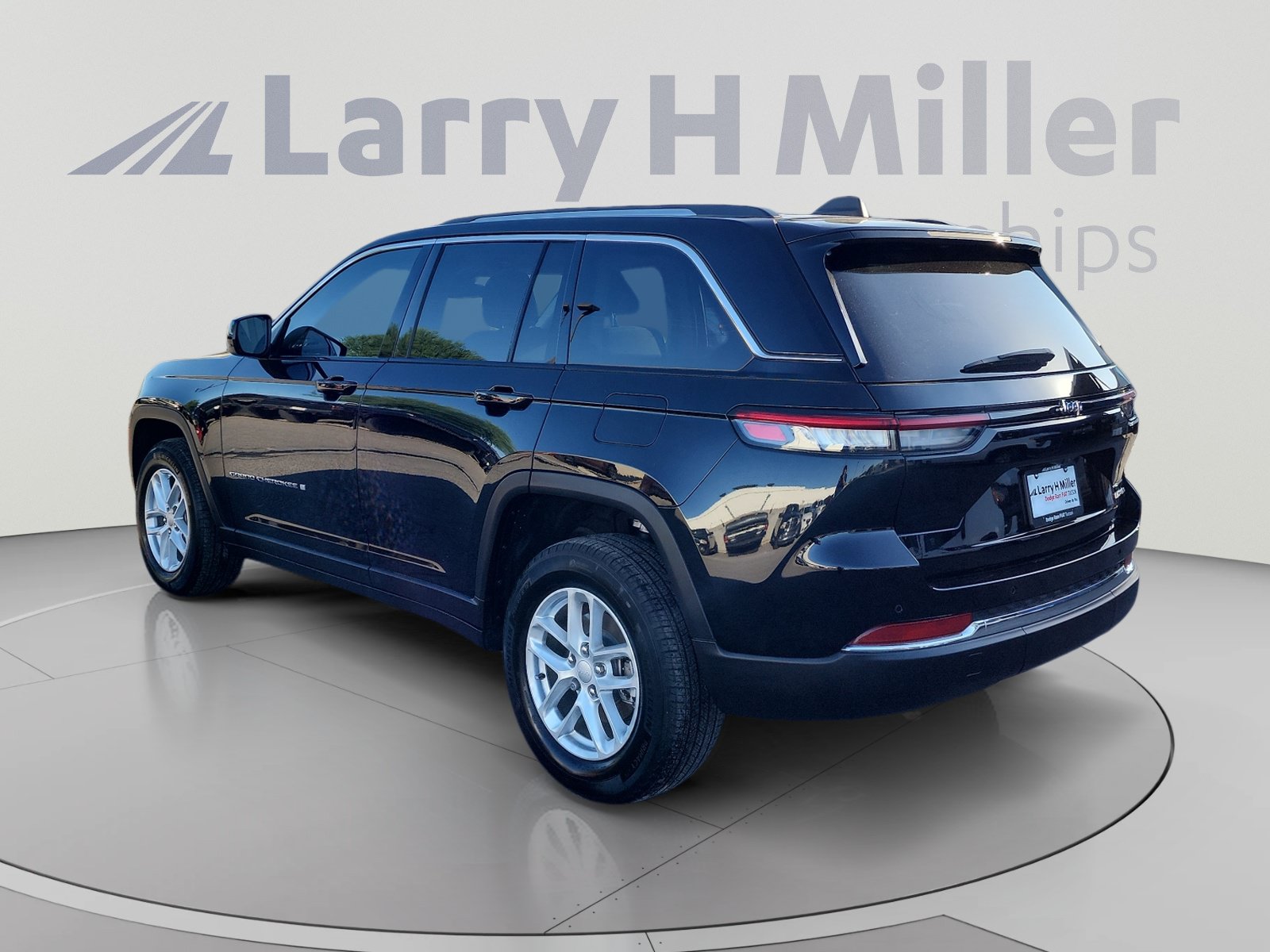 Used 2023 Jeep Grand Cherokee Laredo w/ Luxury Tech Group I RWD image 3