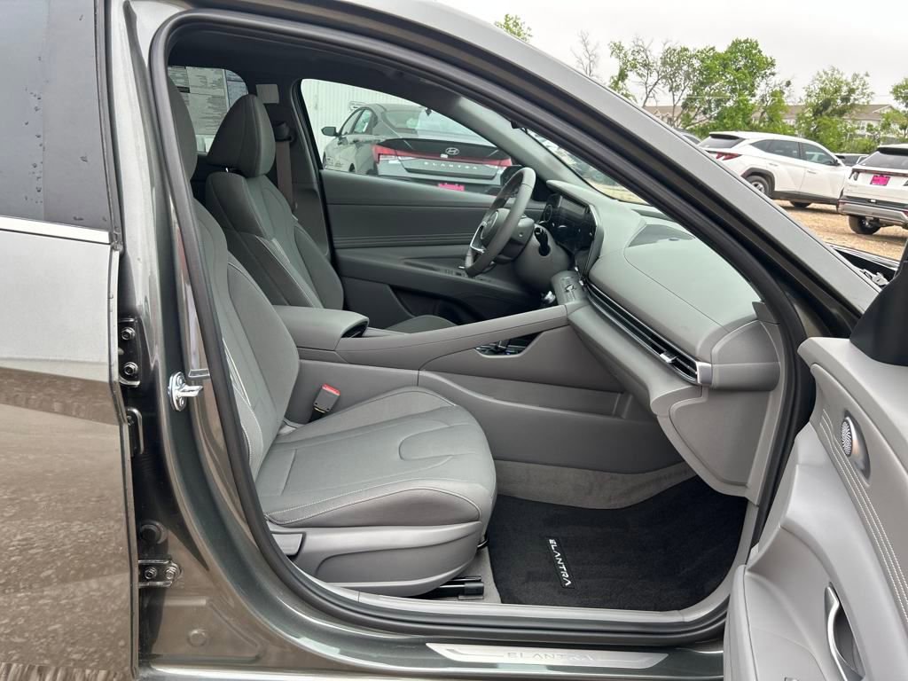 Used 2025 Hyundai Elantra SEL image 21
