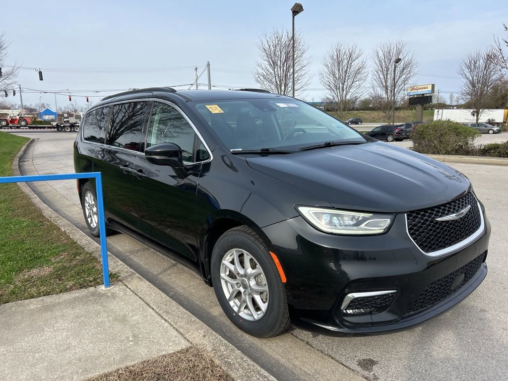 Used 2022 Chrysler Pacifica Touring-L image 2