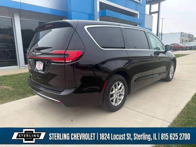 Used 2024 Chrysler Pacifica Touring-L FWD image 5