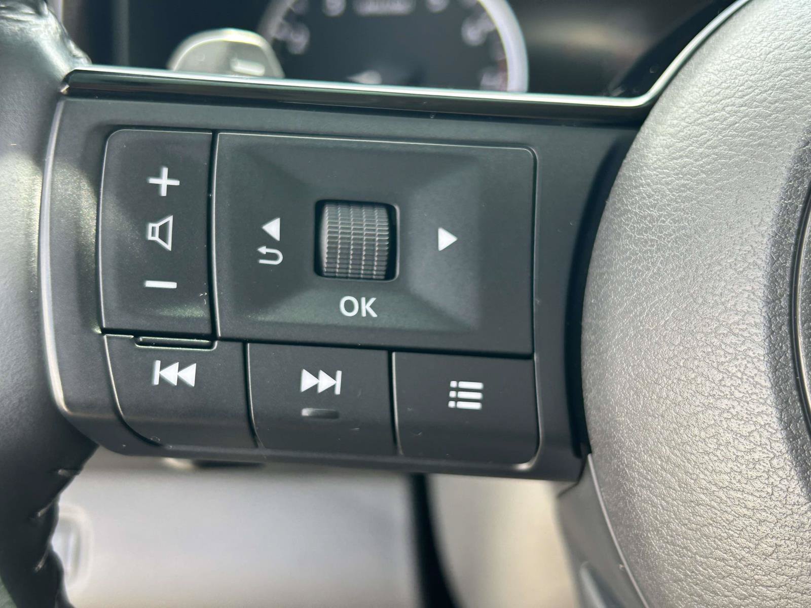 Used 2024 Nissan Pathfinder SL AWD/4WD image 23