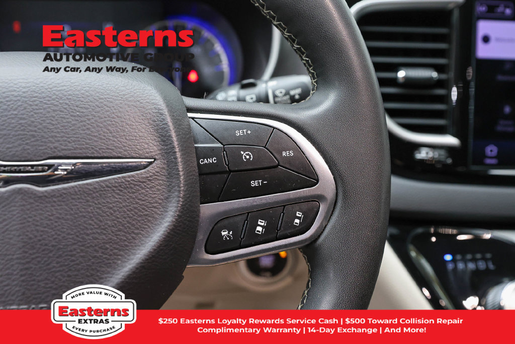 Used 2023 Chrysler Pacifica Touring-L FWD image 17